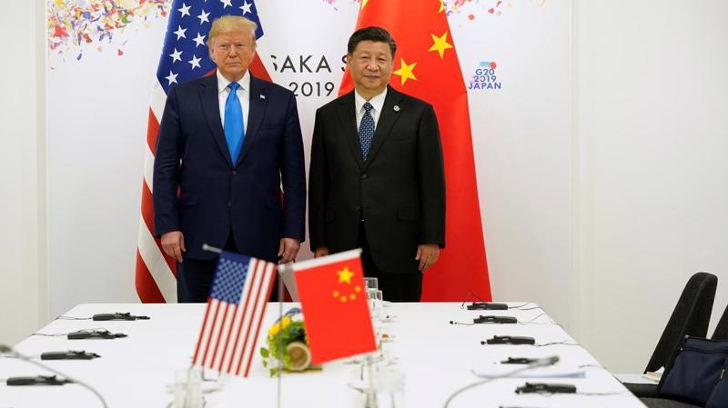 Tổng thống Mỹ Donald Trump (trái) và Chủ tịch Trung Quốc Tập Cận Bình trong cuộc gặp ở Osaka, Nhật Bản hôm 29/6 - Ảnh: Reuters.