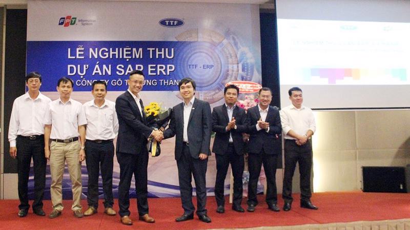 Đại diện Công ty Hệ thống Thông tin FPT và đại diện Công ty cổ phần Tập đoàn kỹ nghệ gỗ Trường Thành nghiệm thu dự án triển khai “Hệ thống quản trị tổng thể nguồn lực doanh nghiệp - SAP S4HANA ERP”.