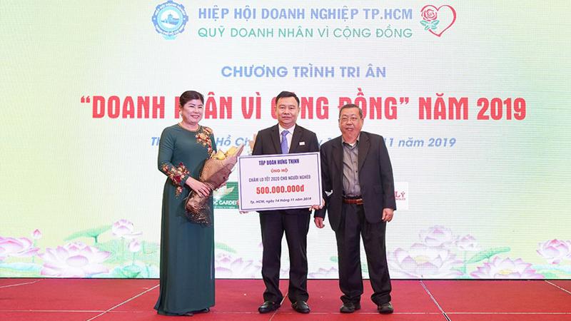 Ông Phạm Khắc Khoan - Phó tổng giám đốc Tập đoàn Hưng Thịnh trao tặng 500 triệu đồng cho Quỹ Doanh nhân vì cộng đồng để thực hiện chương trình “Chăm lo Tết cho người nghèo nhân dịp Xuân Canh Tý 2020”.