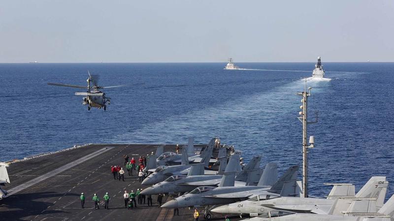 Hàng không mẫu hạm USS Abraham Lincoln của Mỹ đi qua eo biển Hormuz ở Trung Đông, tháng 11/2019 - Ảnh: Hải quân Mỹ/MarketWatch.