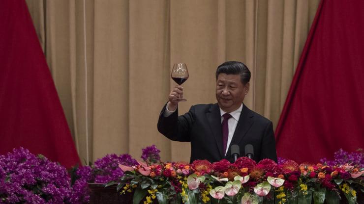 Chủ tịch Trung Quốc Tập Cận Bình nâng ly mừng quốc khánh nước này tại Đại lễ đường Nhân dân ở Bắc Kinh hôm 1/10/2019 - Ảnh: Getty/CNBC.