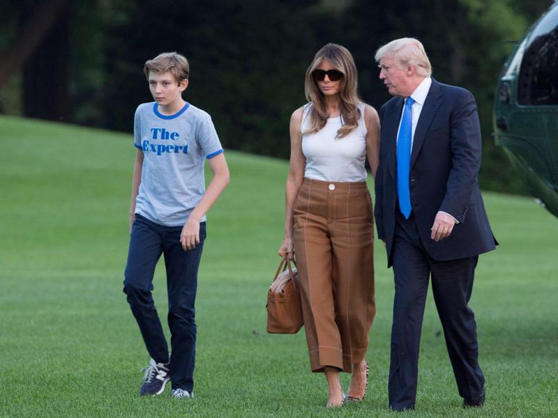 Vợ chồng Tổng thống Mỹ Donald Trump và con trai Barron đến Nhà Trắng từ máy bay Marine One ngày 11/6 - Ảnh: Getty/BI.<br>