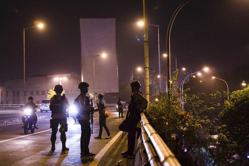 Cảnh sát trên đường phố ở Jakarta gần hiện trường vụ đánh bom tối 24/5 - Ảnh: Getty/Bloomberg.<br>