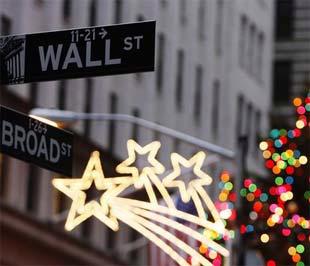 Phố Wall - trung tâm tài chính lớn nhất thế giới - chào đón năm mới với tâm trạng lẫn lộn buồn vui - Ảnh: Reuters.