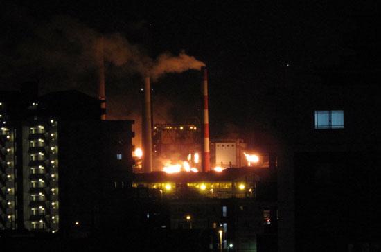 Đám cháy tại một nhà máy dầu ở Chiba vẫn chưa được dập tắt - Ảnh: Mai Hoa.