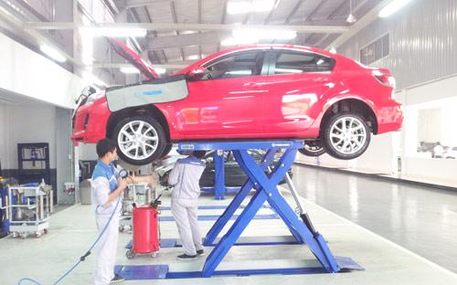 Không chỉ "giảm" giá, VinaMazda còn thực hiện chương trình chăm sóc xe cho những khách hàng đang sử dụng xe Mazda trên toàn quốc - Ảnh: Hoàng Lân.<br>