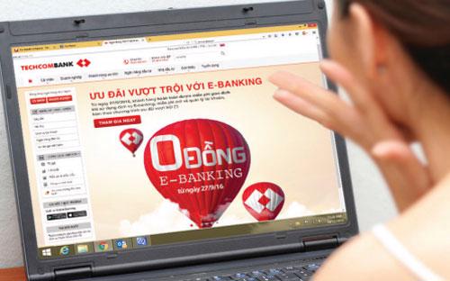 Với 0 đồng E-banking, Techcombank trở thành một trong những ngân hàng đầu tiên miễn phí giao dịch trực tuyến cho khách hàng cá nhân ở Việt Nam.