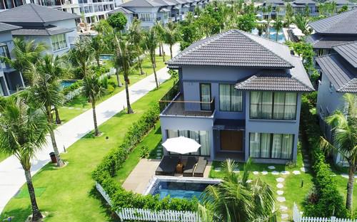 Các căn biệt thự tại Novotel Villas gồm 3-5 phòng ngủ, có cửa sổ và ban công rộng.