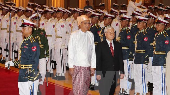 Tổng thống Myanmar Htin Kyaw và Tổng bí thư Nguyễn Phú Trọng duyệt đội danh dự - Ảnh: TTXVN.<br>