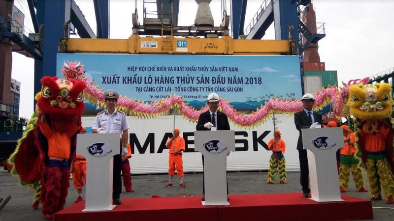 Bộ trưởng Bộ Nông nghiệp và Phát triển nông thôn Nguyễn Xuân Cường và các đại biểu bấm nút phát lệnh xuất khẩu lô hàng thủy sản đầu năm 2018.