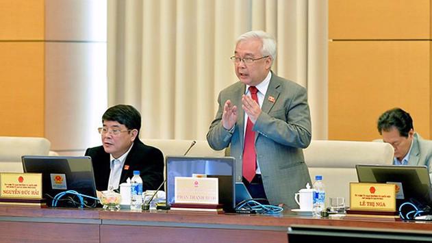 Chủ nhiệm Uỷ ban Văn hoá, giáo dục, thanh thiếu niên và nhi đồng của Quốc hội Phan Thanh Bình phát biểu tại phiên họp.