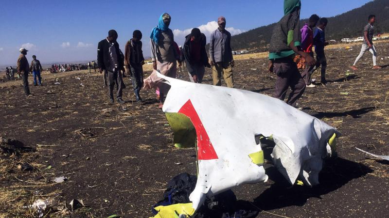 Mảnh vụn của chiếc máy bay xấu số gần thị trấn Bishoftu ngày 10/3/2019 - Ảnh: Reuters.