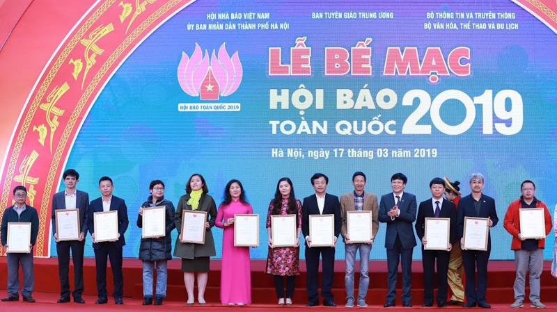 Thời báo Kinh tế Việt Nam vinh dự được trao hạng mục giải thưởng "Gian trưng bày ấn tượng, đặc sắc" - Ảnh: Quang Phúc.