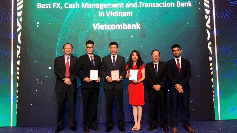 Đại diện Vietcombank nhận giải thưởng từ The Asian Banker trao tặng.