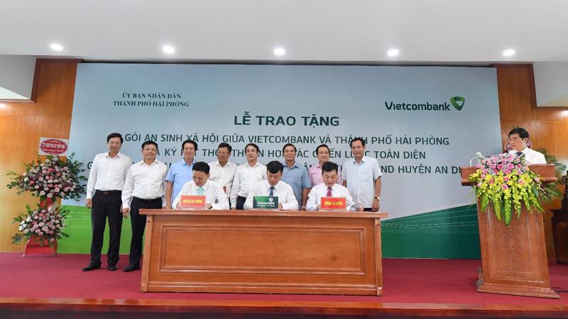 Chuỗi hoạt động an sinh xã hội được Vietcombank triển khai suốt nhiều năm qua với sự tham gia tích cực từ Trụ sở chính đến các Chi nhánh trên toàn quốc. 