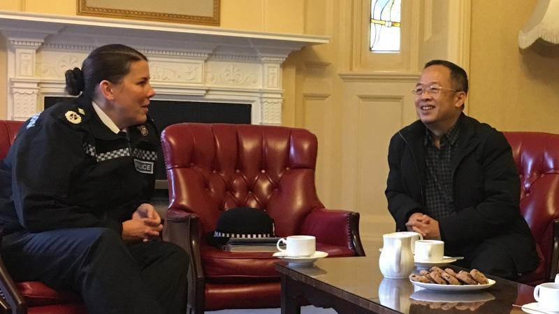 Phó cảnh sát trưởng Essex Pippa Mills làm việc cùng đại diện từ Việt Nam - Ảnh: Cảnh sát Essex. 