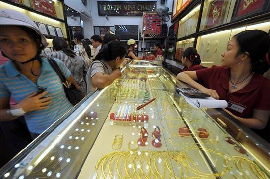Thận trọng trước sự điều chỉnh giảm mạnh và áp lực giảm giá vẫn còn tồn tại trên thị trường vàng thế giới, các công ty kim hoàn tại Hà Nội sáng nay đã nới mức chênh lệch giá mua-bán vàng rộng hơn ngày hôm qua.
