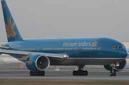 11 chuyến bay của Vietnam Airlines trong ngày 17/7 đã bị hủy, hoãn do bão Conson. 