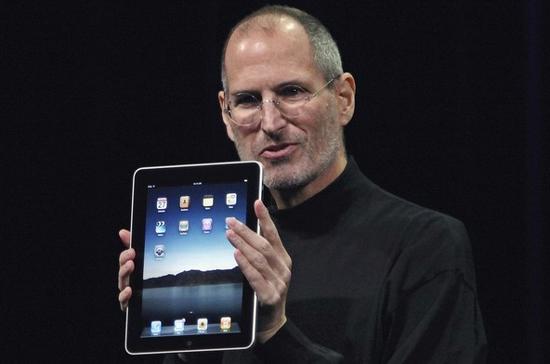 Giám đốc điều hành Apple Steve Jobs cầm chiếc iPad - Ảnh: Reuters.