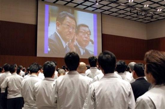 Nhân viên Toyota tại Nhật dõi theo hình ảnh của Chủ tịch Akio Toyoda (bên trái) và Chủ tịch Toyota tại thị trường Bắc Mỹ Yoshimi Inaba, trong phiên điều trần trước Quốc hội Mỹ - Ảnh: AP.