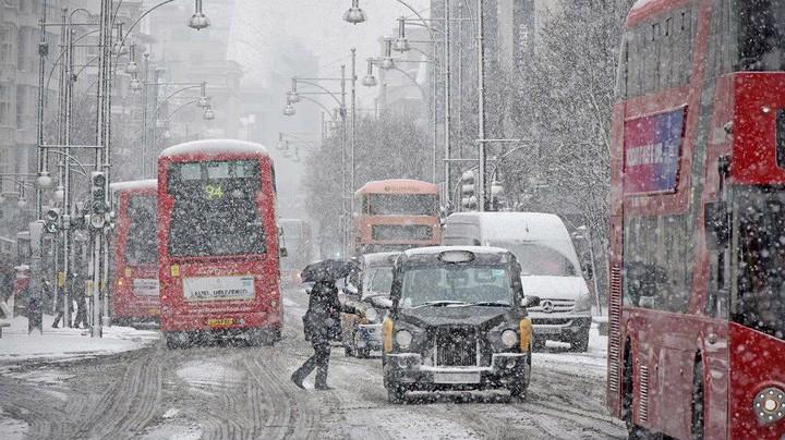 Giao thông tại Anh tê liệt vì bão tuyết - Ảnh: The Guardian.