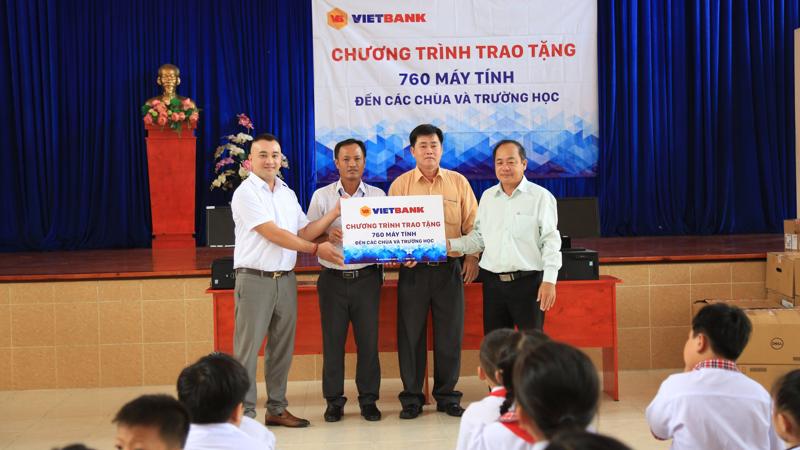 Ông Nguyễn Nguyên Hoàng - Phó giám đốc Trung tâm Marketing Vietbank trao máy tính đến các trường học tại huyện Cần Giờ.