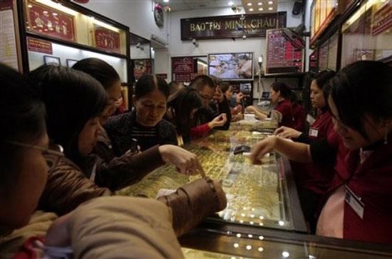 Giao dịch tấp nập tại một doanh nghiệp vàng ở Hà Nội, ngày 20/12 - Ảnh: Reuters.