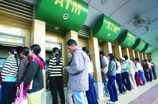 Vietcombank đang bán bớt cổ phiếu các ngân hàng khác để tuân thủ các quy định mới - Ảnh: Lê Toàn.