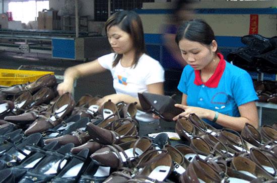 Một số doanh nghiệp ngành da giầy đang phải sản xuất hết công suất nhưng vẫn không trả hết đơn hàng.