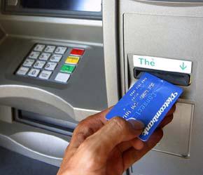 Trên toàn hệ thống Vietcombank hiện có 800 máy ATM, giao dịch mỗi ngày lên đến 120.000 lượt, với doanh số hơn 100 tỷ đồng.