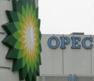Giá dầu đã "đoạt" lại mốc 50 USD/thùng do khả năng Tổ chức Các nước xuất khẩu dầu lửa (OPEC) sẽ ra quyết định cắt giảm thêm sản lượng - Ảnh: Reuters.