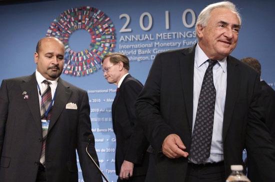 Giám đốc điều hành IMF Dominique Strauss Kahn (bên phải) và Chủ tịch WB Robert Zoellick (giữa) tại hội nghị - Ảnh: Reuters.
