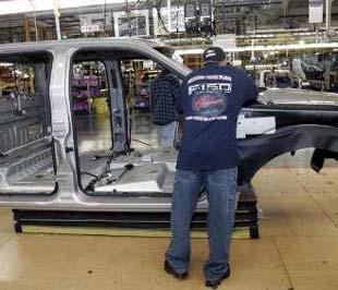  Mới đây, Quốc hội Mỹ đã thông qua khoản tiền 25 tỷ USD để cho các nhà sản xuất xe hơi vay với lãi suất thấp - Ảnh: Reuters.