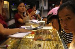 Tại một cửa hàng kim hoàn ở Hà Nội ngày 11/11, ngày được xem là có nhiều biến động hiếm thấy trên thị trường vàng trong nước - Ảnh: Reuters.