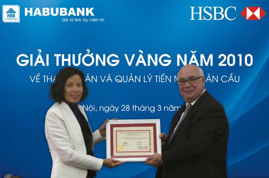 Đại diện Habubank nhận giải thưởng từ HSBC.