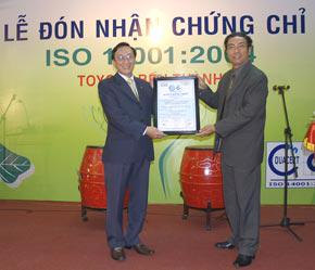 Đại diện Quacert Việt Nam trao chứng chỉ cho Toyota Bến Thành.