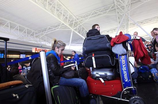 Du khách châu Âu bị mắc kẹt tại một sân bay ở Mỹ do sự cố núi lửa - Ảnh: Getty.
