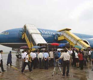 Mấy năm gần đây, áp lực quá tải qua Cảng hàng không Quốc tế Nội Bài rất lớn nên ngành hàng không đã xúc tiến quy hoạch sân bay Gia Lâm.