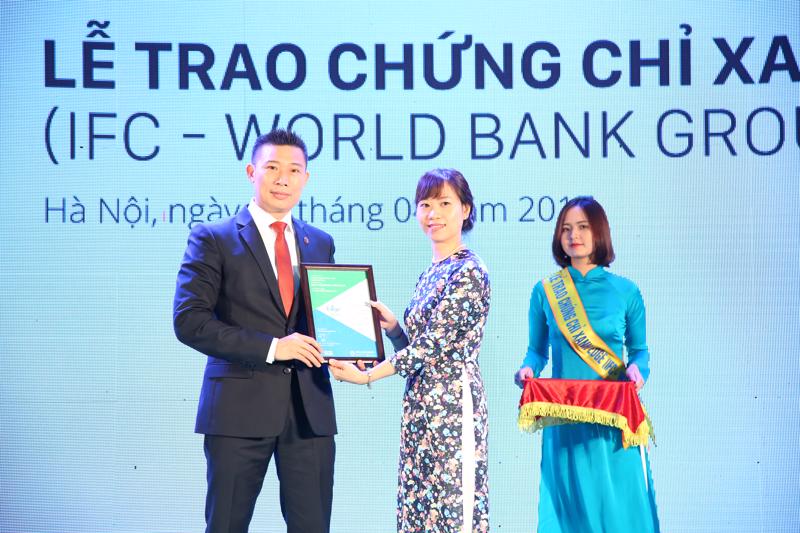 Ông Trần Văn Nghĩa - Tổng giám đốc Tập đoàn Nam Cường nhận chứng chỉ EDGE của Tổ chức Tài Chính Quốc tế (IFC) cho Anland Complex.