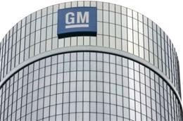 Trong thời gian khủng hoảng, GM đã được Chính phủ Mỹ bơm cho tổng số tiền 50 tỷ USD để tồn tại, đổi lại cổ phần 61%. Do đó, như nhiều doanh nghiệp được cứu trợ khác, GM phải tuân thủ các quy định của Chính phủ Mỹ trong vấn đề lương thưởng.
