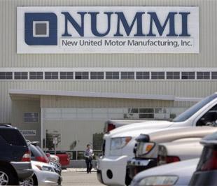 Nhà máy New United Motor Manufacturing Inc (Nummi) sẽ ngừng hoạt động vào tháng 3/2010 - Ảnh: AP.