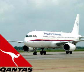 Một máy bay của Pacific Airlines trên đường băng. Biểu tượng góc dưới bên trái hình là logo của Qantas.