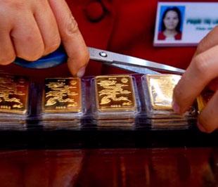Ngay thời điểm mở cửa sáng nay, giá vàng trong nước đã được điều chỉnh tăng thêm 15.000 đồng/chỉ so với giá áp dụng sáng qua - Ảnh: Quang Liên.