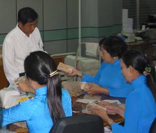 Hiện Ngân hàng Nông nghiệp và Phát triển nông thôn Việt Nam và Ngân hàng Chính sách xã hội Việt Nam là hai đơn vị ưu tiên cấp tín dụng cho các chương trình giảm nghèo.