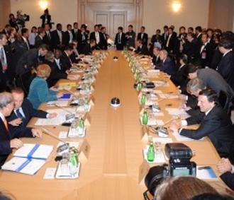 Một cuộc họp của các nhà lãnh đạo G8 trong Hội nghị thượng đỉnh đang diễn ra ở Hokkaido, Nhật Bản.