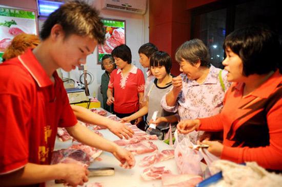 Người dân Trung Quốc chen chúc mua thịt lợn đông lạnh - Ảnh: China Daily.