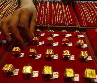 Trang sức vàng bày bán trong một cửa hàng kim hoàn tại Tứ Xuyên, Trung Quốc - Ảnh: Reuters.