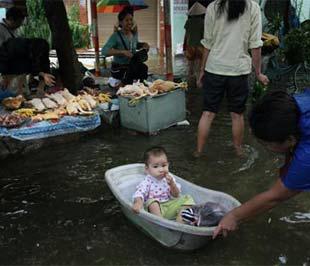 Ngập lụt tại khu phố Giáp Nhị, Hà Nội - Ảnh: VNN.