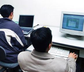 Kỹ năng sử dụng công nghệ thông tin của các doanh nghiệp đang được cải thiện - Ảnh: Việt Tuấn.