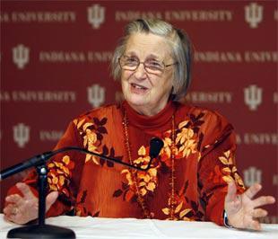 Bà Elinor Ostrom là người phụ nữ đầu tiên trong lịch sử được nhận giải Nobel Kinh tế.